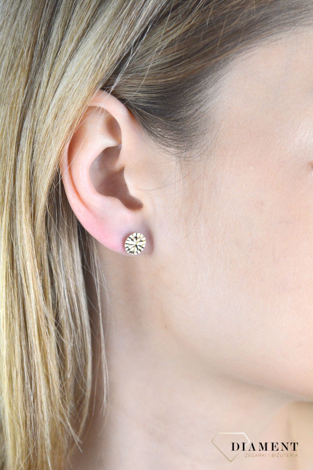 Złote kolczyki damskie 375 blaszki wkrętki grawerowane KL 7390 375.jpg